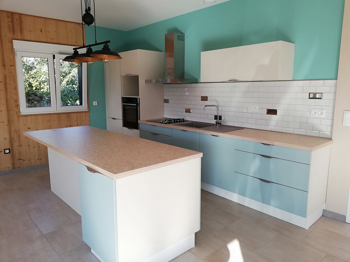 Cuisine équipée sur mesure Color Misty Blue et Trend Pannacotta Mat