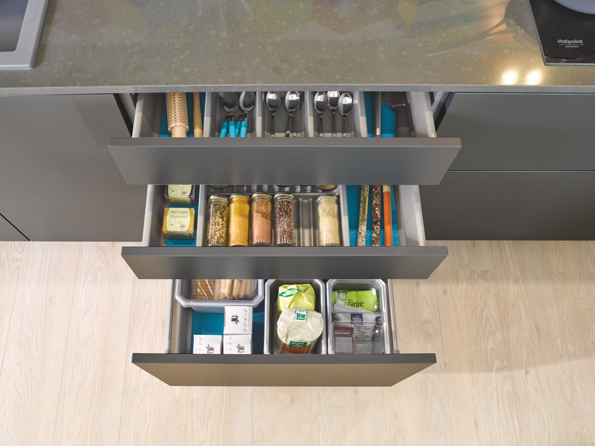 tiroirs ouverts avec organisateurs épices bacs de rangement modulaires séparateurs couverts