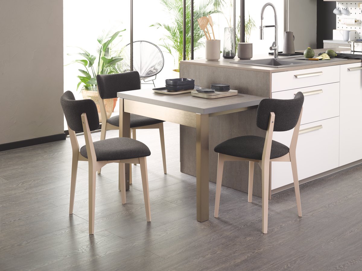 Plan de travail escamotable et chaises de cuisine