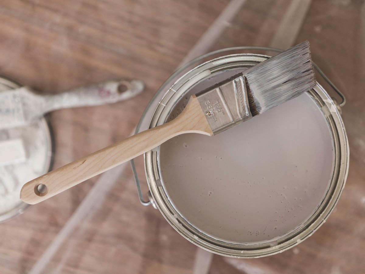 Pots de peinture taupe