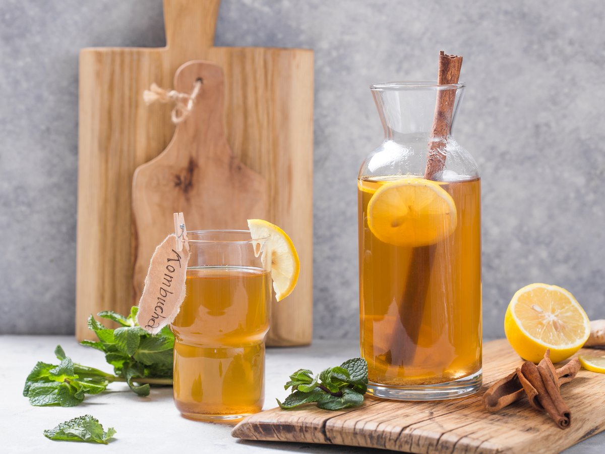 Boisson pétillante issue de la fermentation de fruits avec du sucre