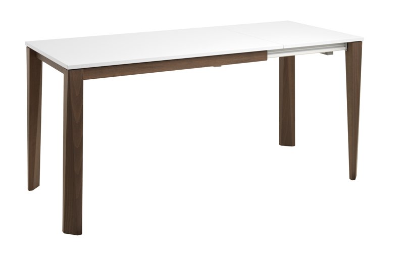 Vue de la table Faggio avec plateau en bois laqué blanc et pieds en hêtre laqués marron