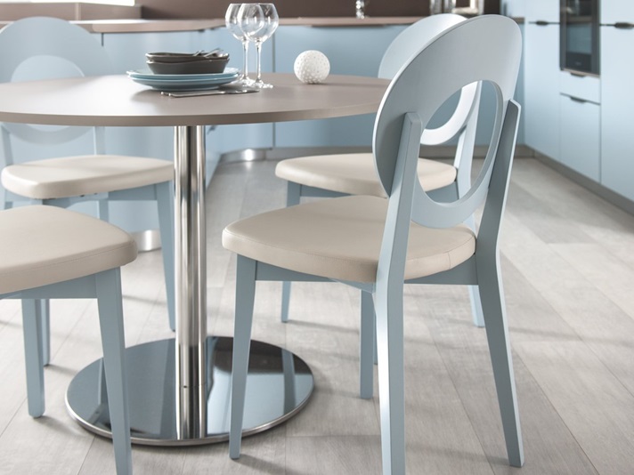 Conjunto de sillas y pequeña mesa redonda, colores marrón y azul