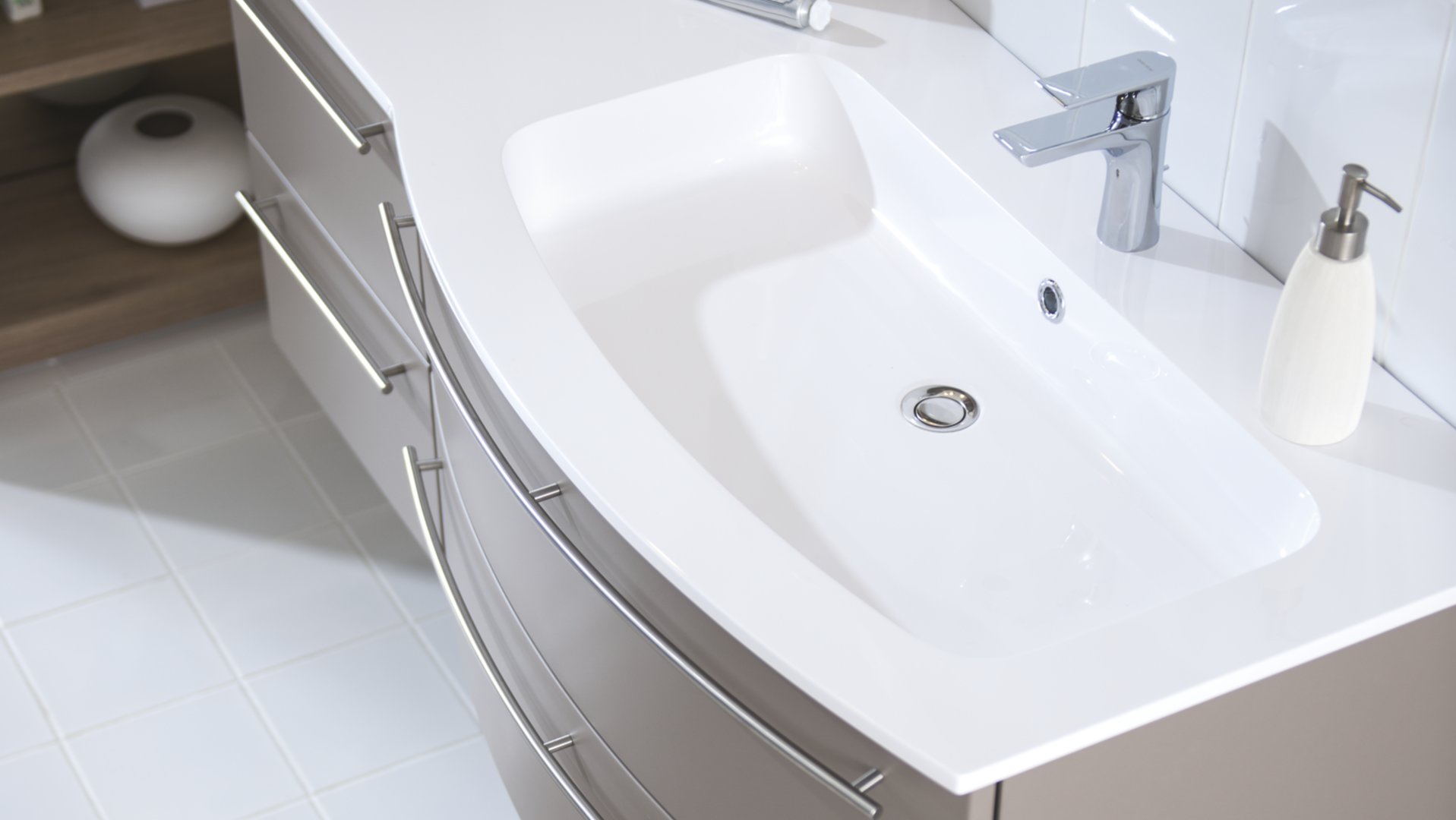 Designer Bathroom Sink : Luxury Washbasin In The Hotel Designer Bathroom In The Spa Washbasin Close Up Stock Image Image Of Faucet Ceramic 173160475 - In designer darryl carter's virginia farmhouse, an undermount sink is in a vanity made from an oak table.