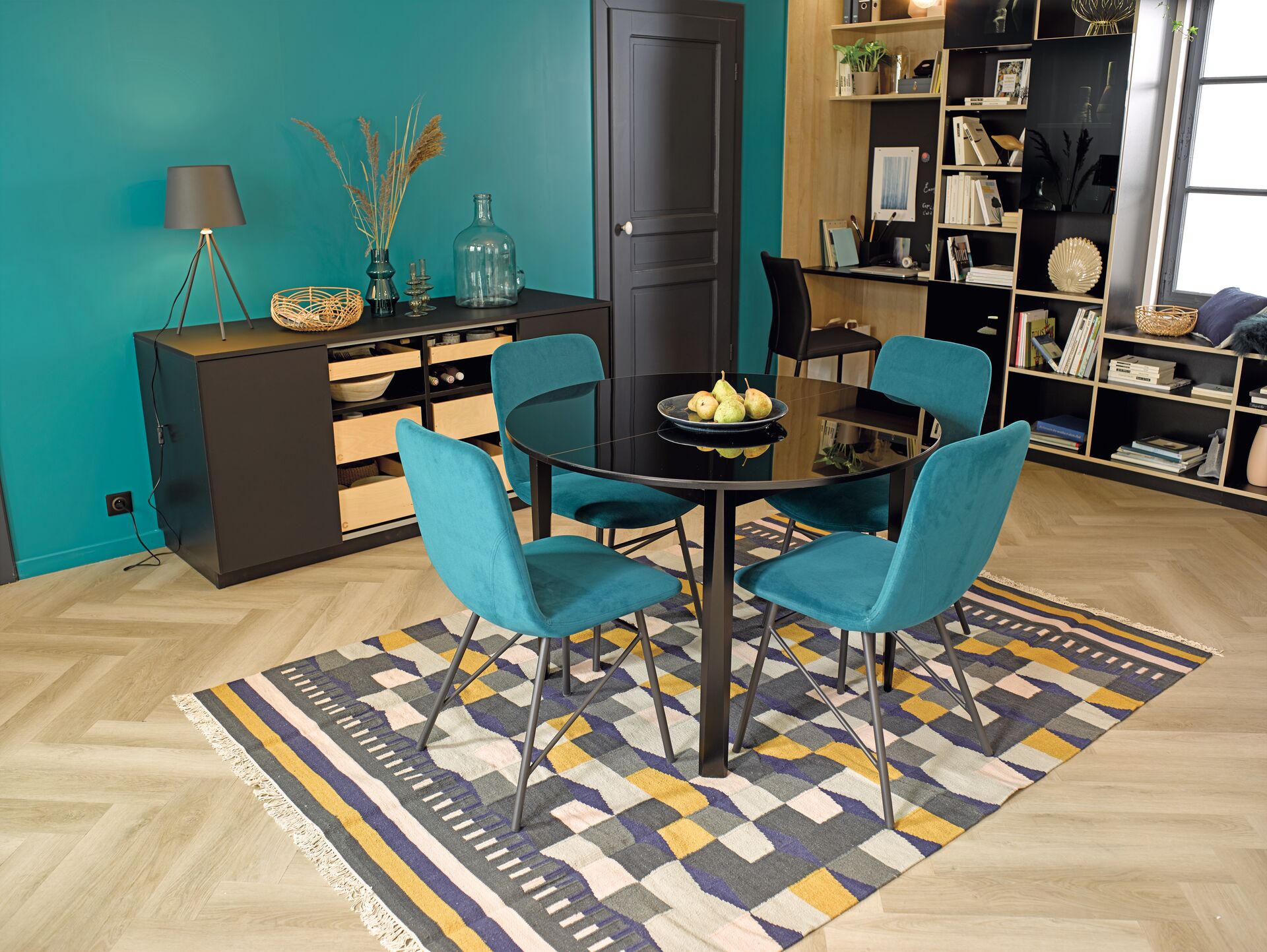 Salle à manger avec chaises et murs turquoise