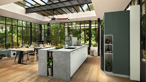 Küche hinter Glaswand, offen zum Garten