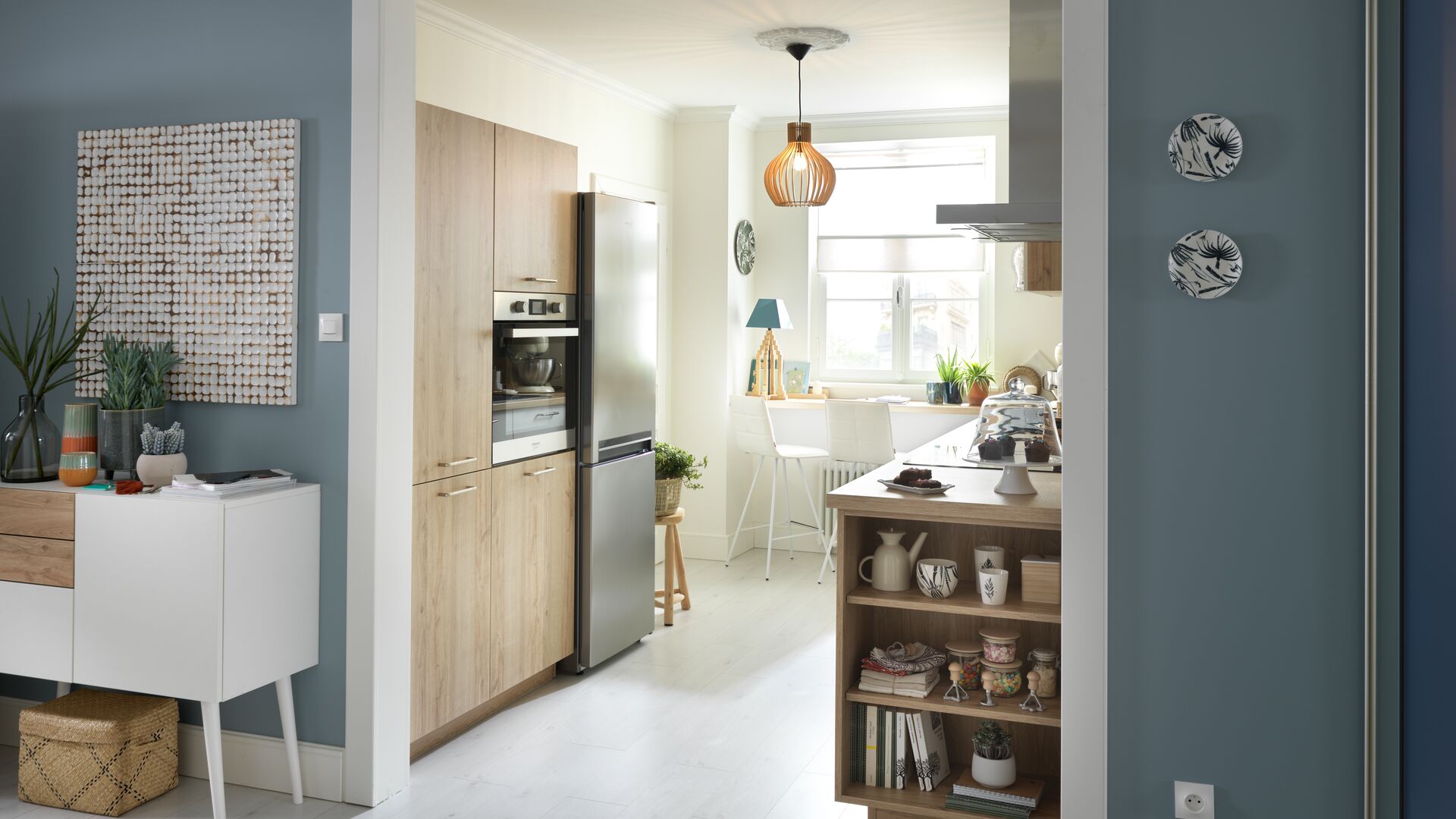 Modern small closed kitchen with a wood colour scheme