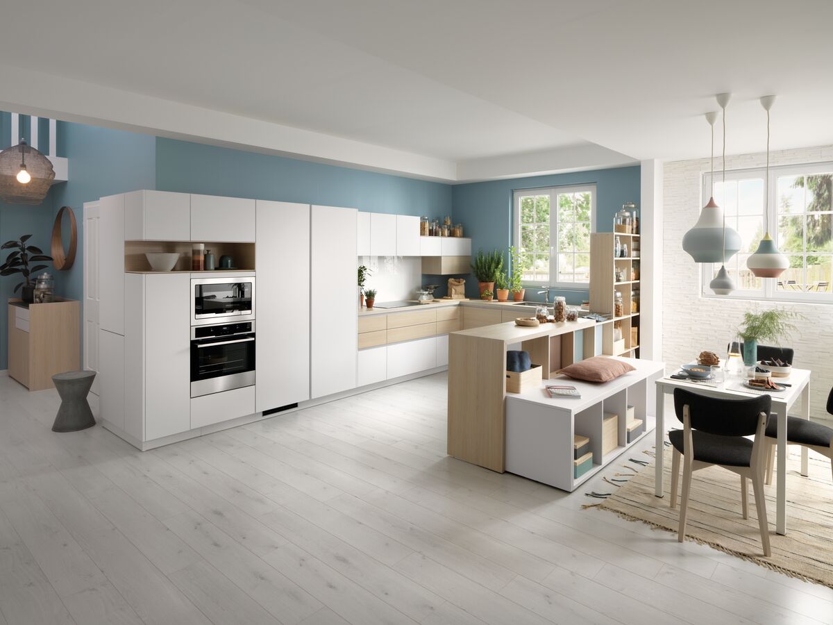 White wooden kitchen U shaped
