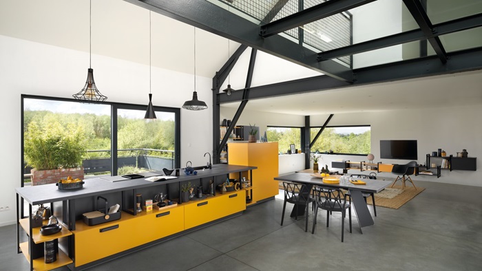cuisine jaune et noire design ouverte sur salon salle à manger