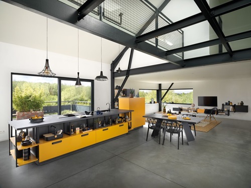 cuisine jaune et noire design ouverte sur salon salle à manger