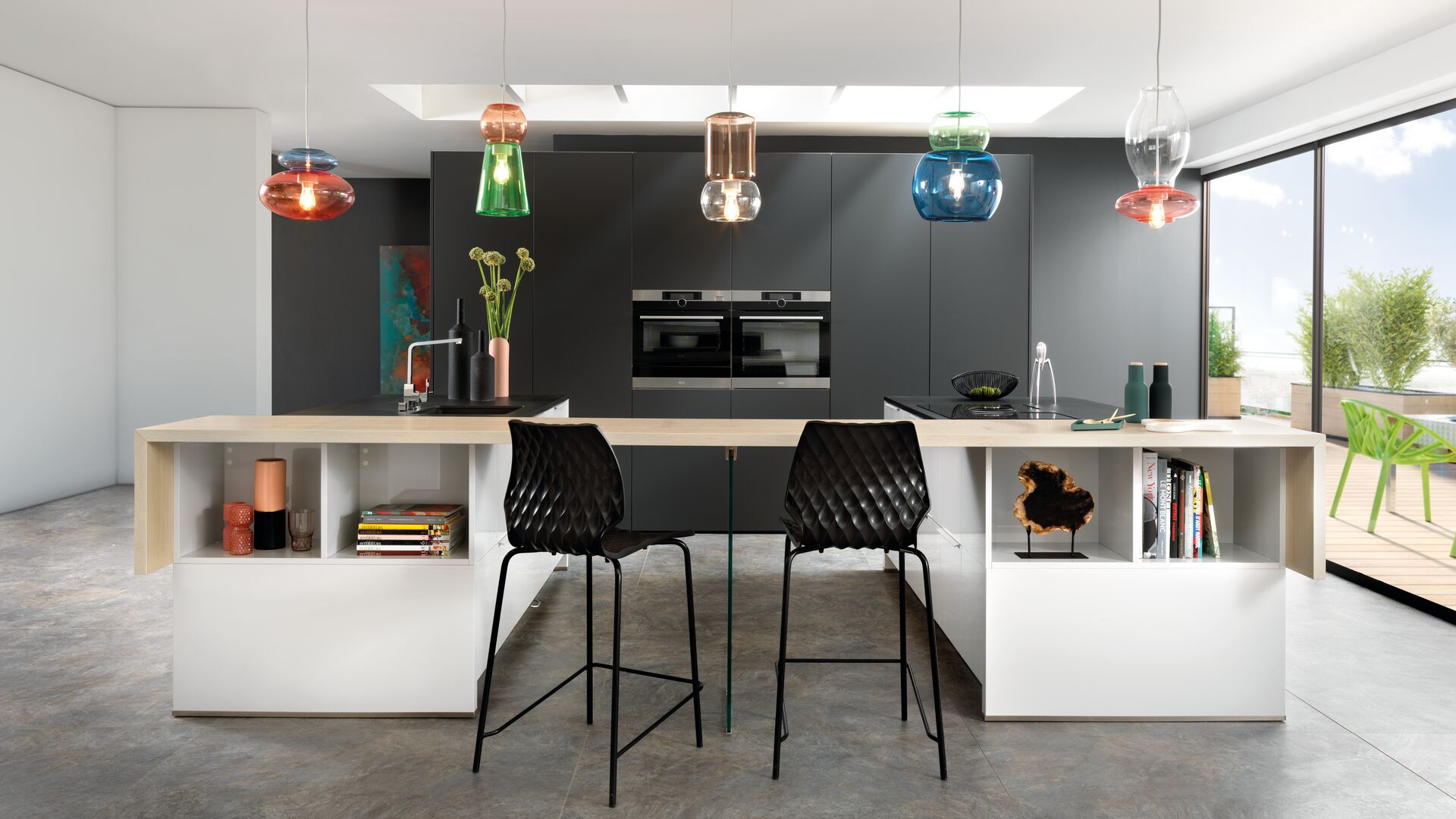 Here the different work zones are clearly defined and are designed to require very little moving around.