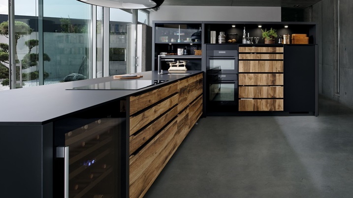 Large t-shaped kitchen in black and wood color