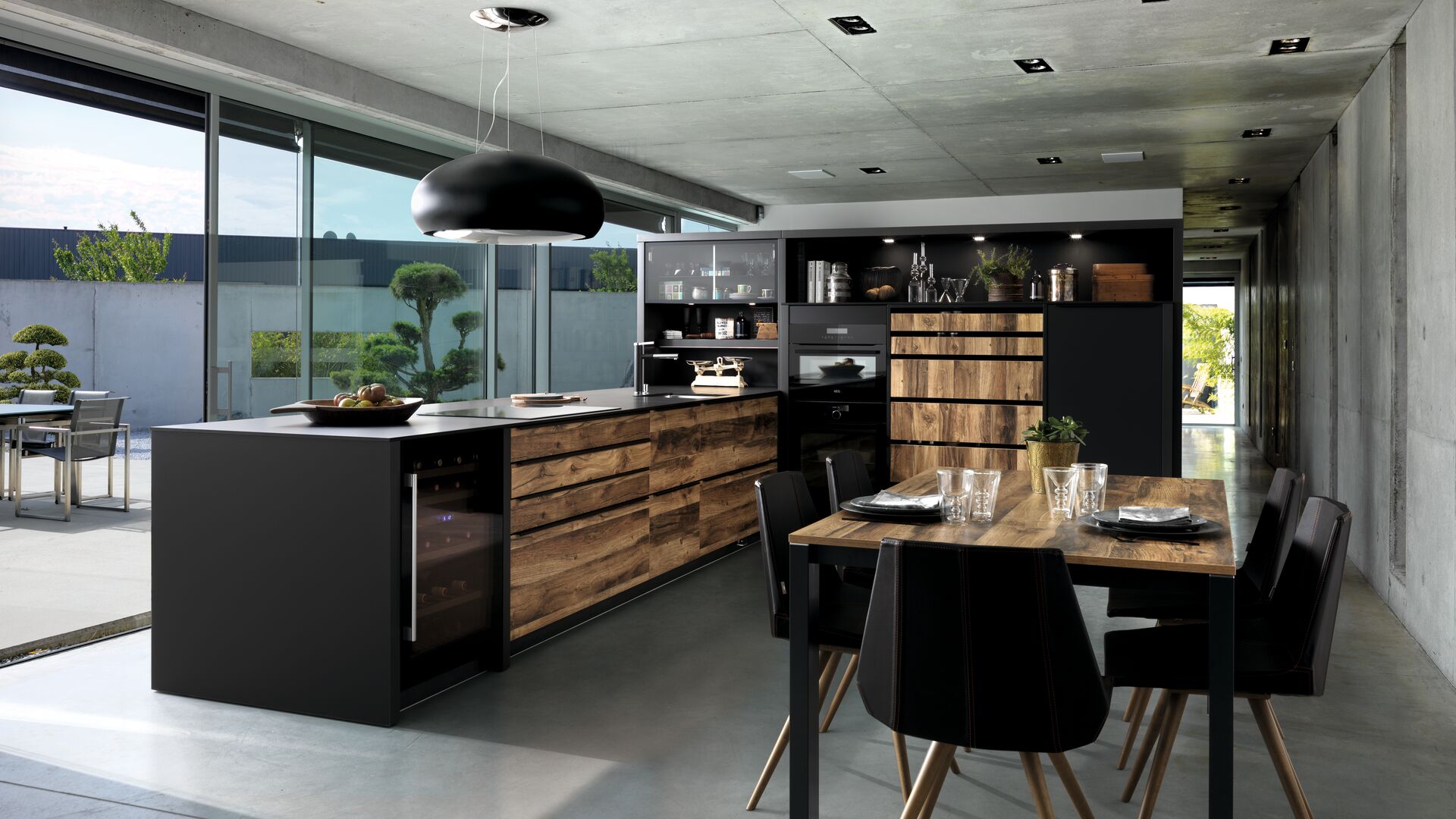 schwarz matte Küche mit farblich passendem Tisch und Stühlen