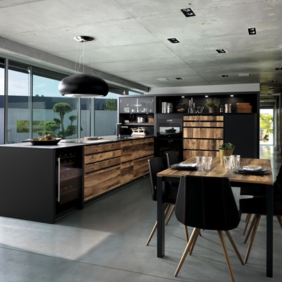 schwarz matte Küche mit farblich passendem Tisch und Stühlen