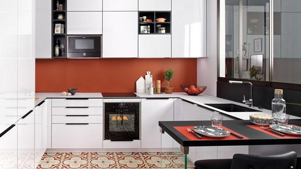 Cocina blanca de diseño para un espacio reducido