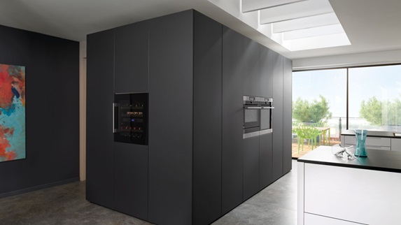 Armarios de cocina de altura completa con vinoteca, horno y microondas integrados