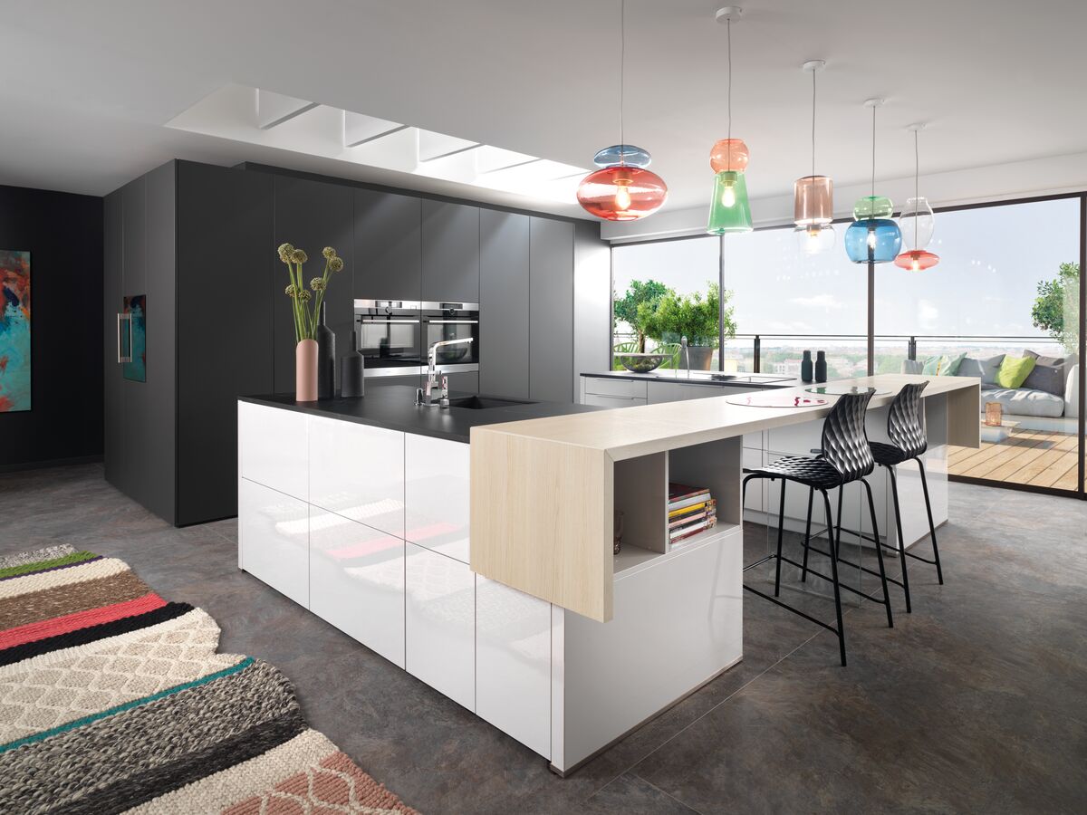 Cuisine noire et blanche avec îlot central SCHMIDT