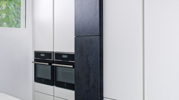 Seitenschrank in voller Höhe mit eingebautem Kühlgerät.