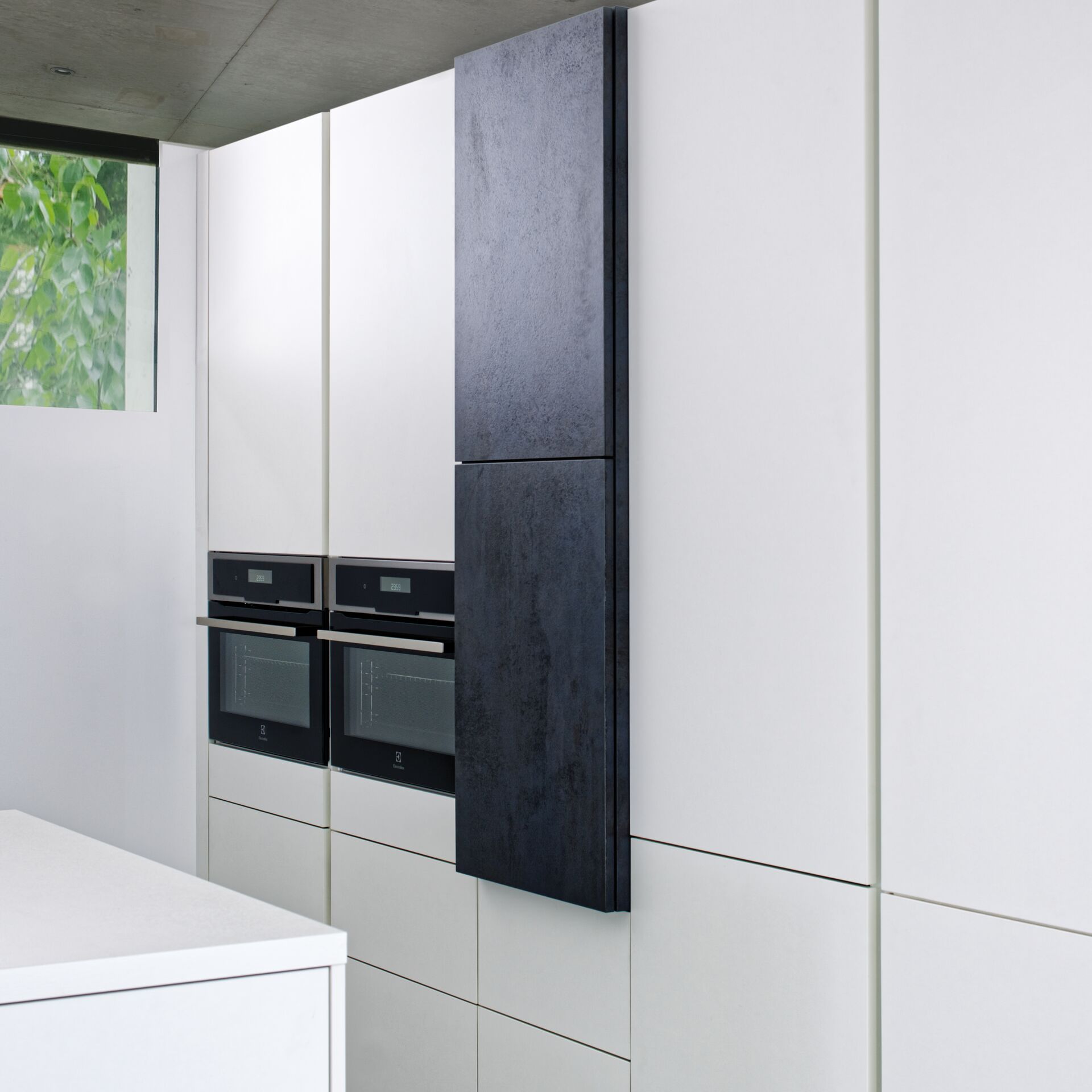 Armario de cocina de altura completa con nevera empotrada