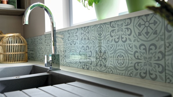 Printed glass splashback with a tile effect