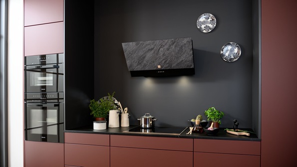 Cocina roja con panel de pared completo de estratificado negro