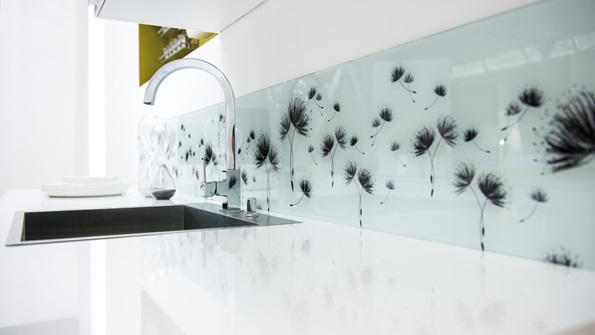 Keukenachterwand in wit glas met een abstract motief