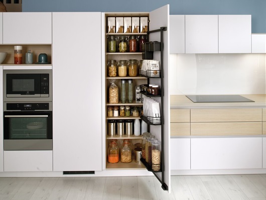 Moderna cocina amueblada con armarios despenseros Logica 16