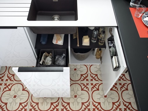 Mueble bajo fregadero blanco con cubo de basura, estantes y portaesponjas