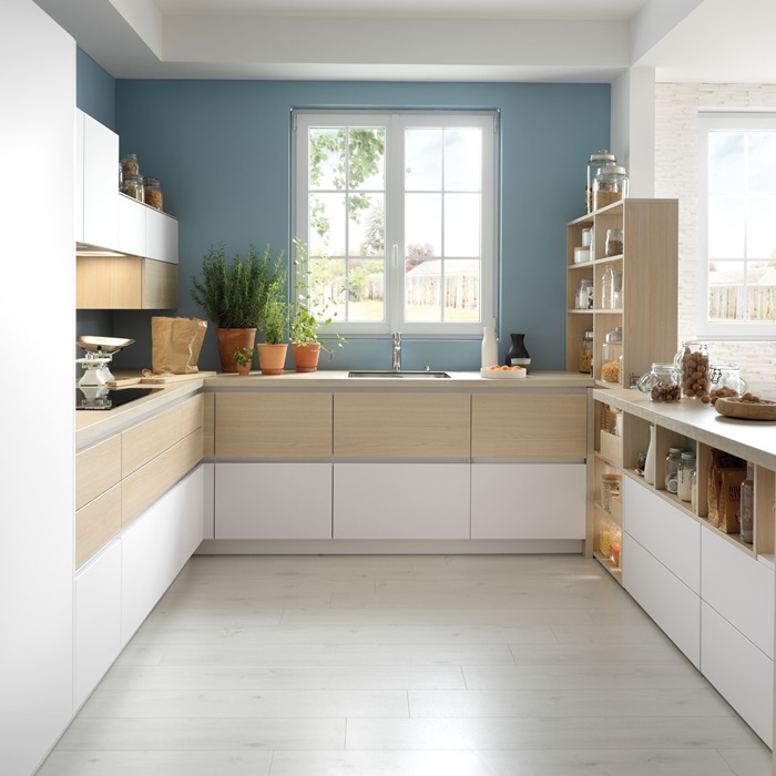 moderne, offene Küche mit Fronten in Holz und weiß kombiniert
