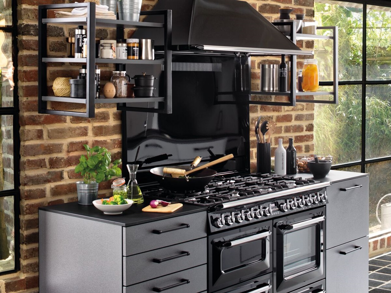 Piano de cuisson SMEG noir et hotte aspirante avec étagères métalliques