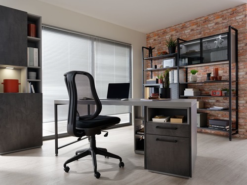 Despacho de arquitecto con baldas metálicas negras y muebles grises