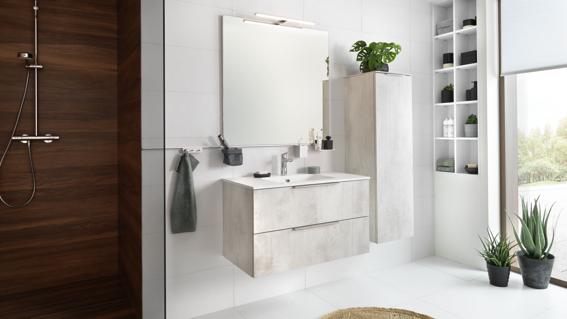 Salle de bains effet béton blanchi avec meubles suspendus