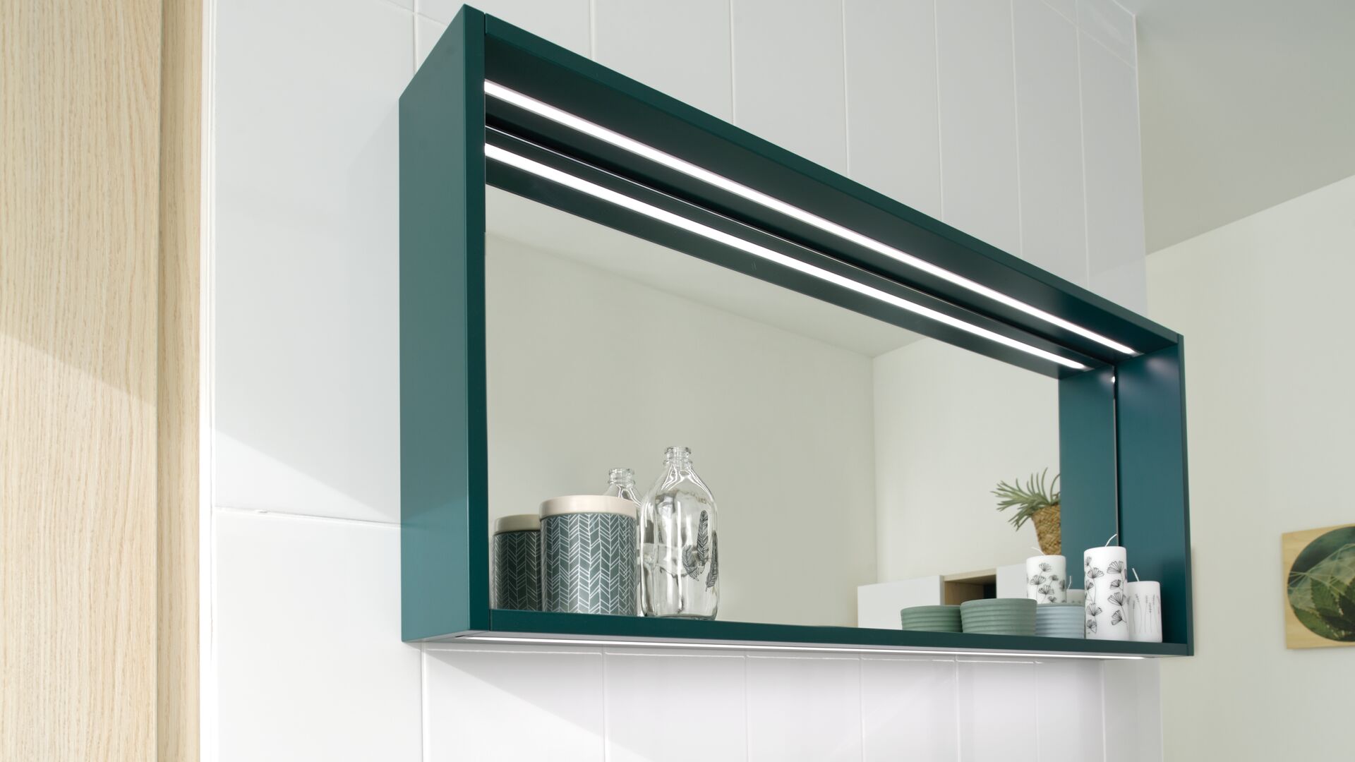 Rechteckiger Spiegel auf Maß mit grünem Rahmen und LED Schiene