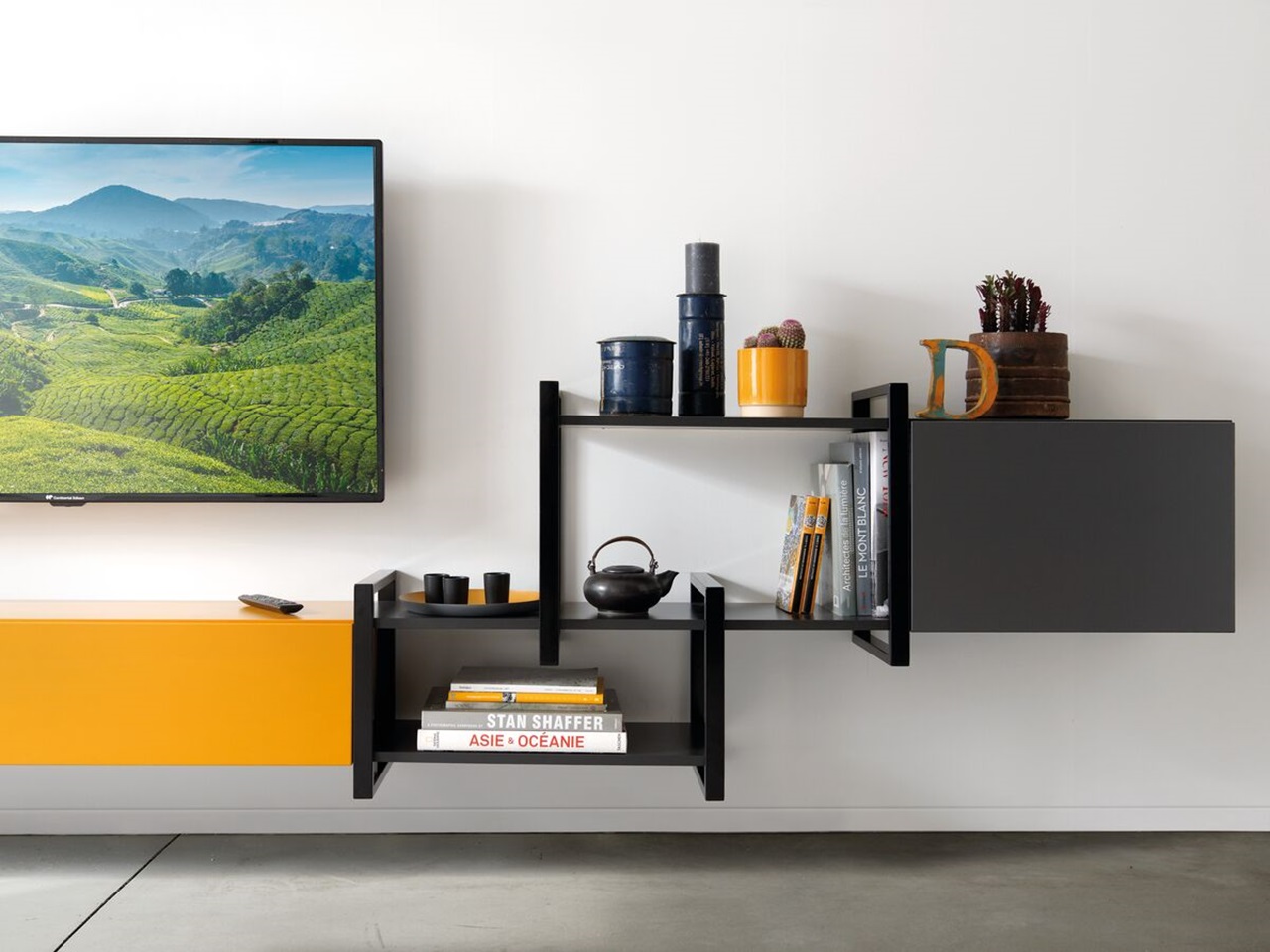 Zoom auf den rechten Bereich des schwarz-gelben TV Möbels mit Barklappe