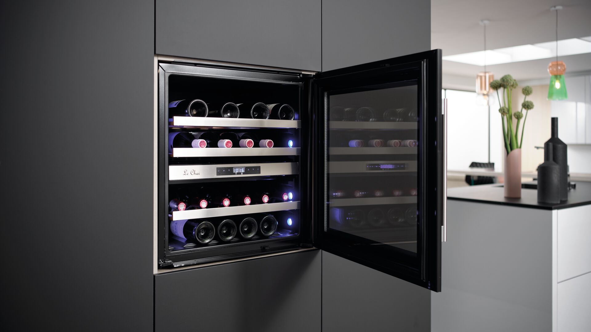 eingebauter Weinkühlschrank, oben in Küchenmöbel integriert