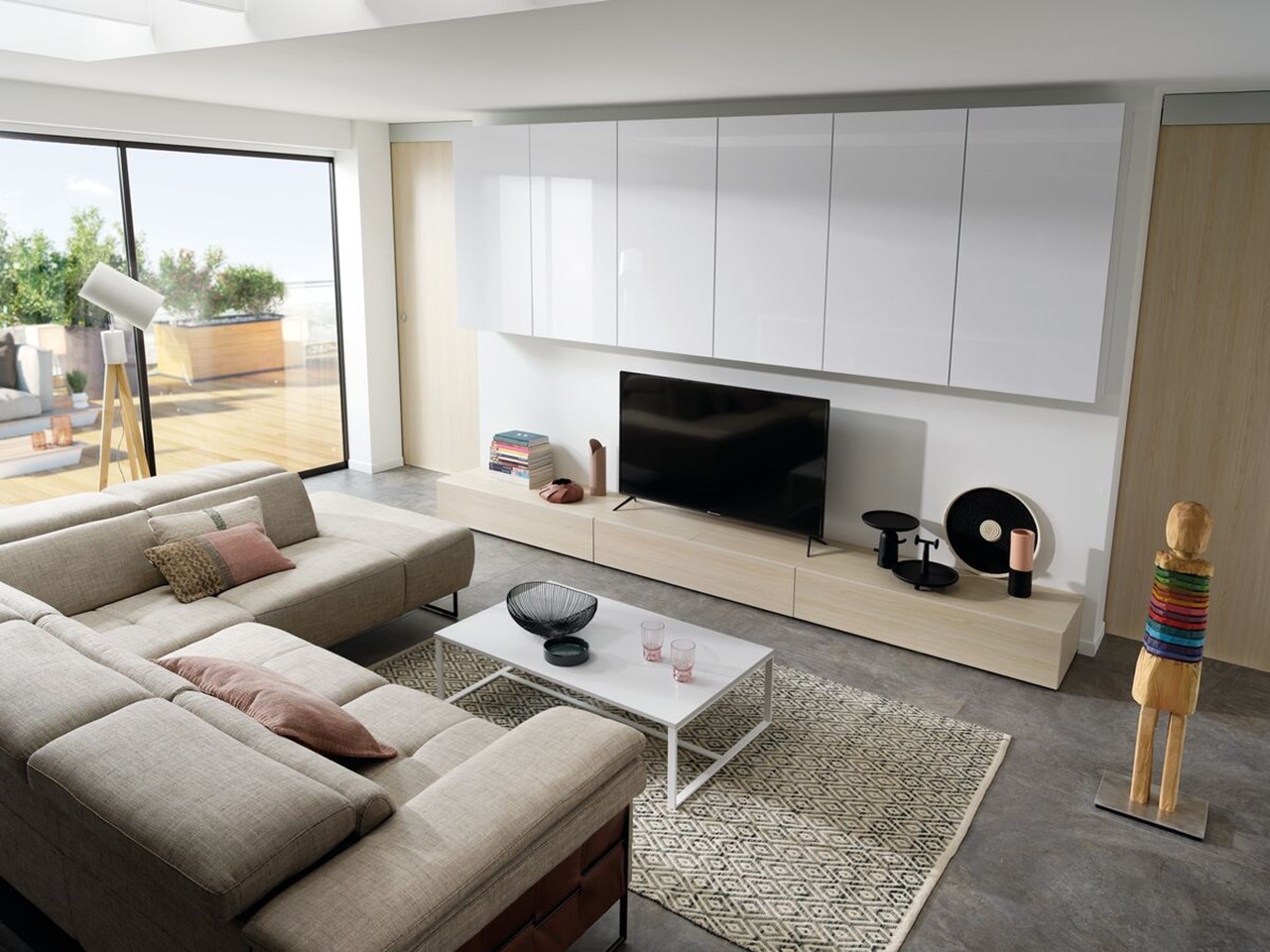 TV Möbel in Holz und weiß und Stauraumregal für das Wohnzimmer