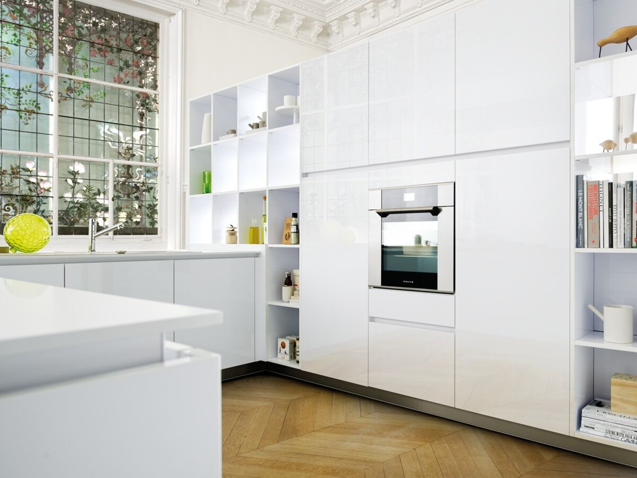 weiße, moderne U-Küche mit Regalen und eingebauten Stauraumnischen
