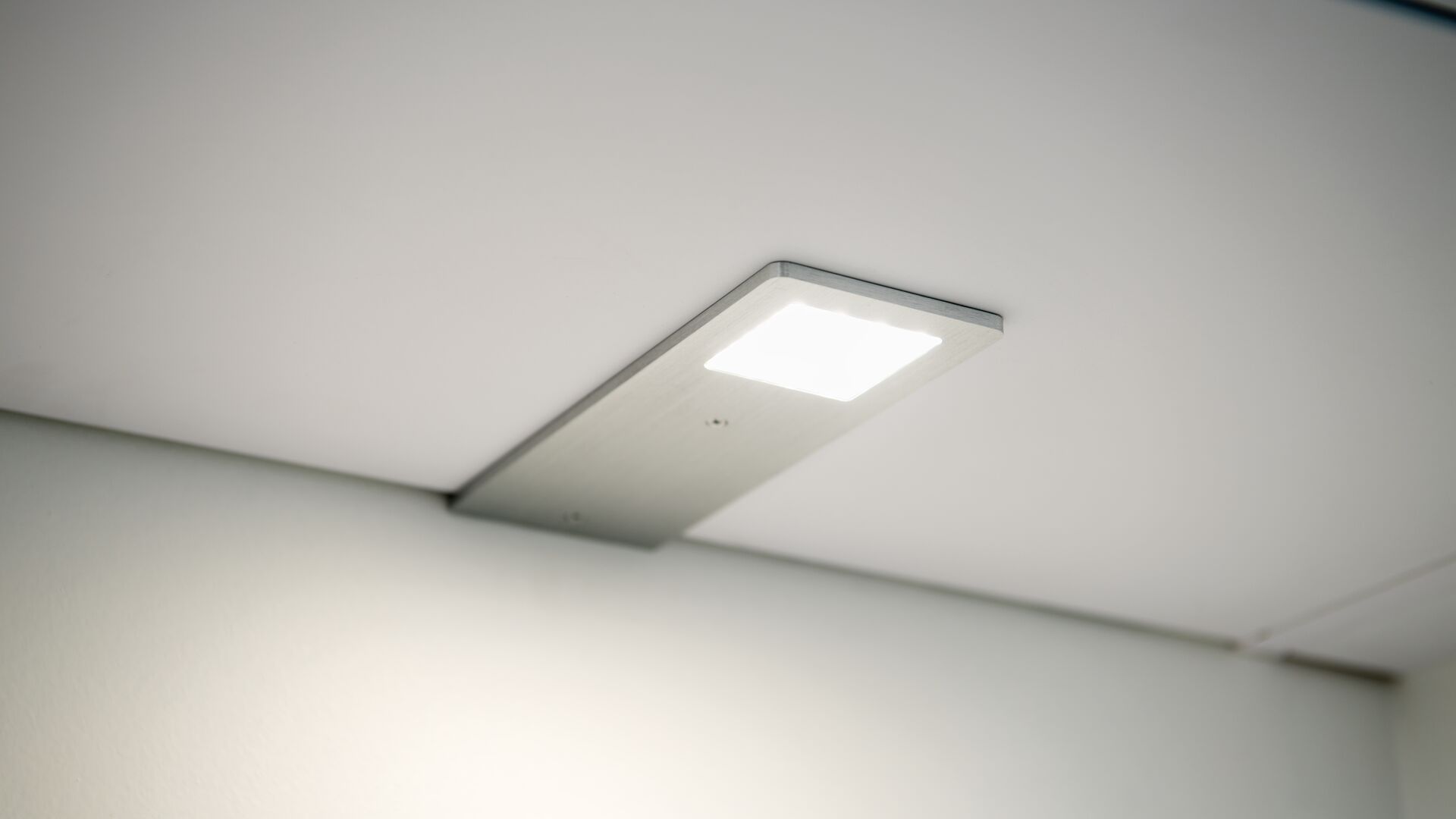 Extra dünner Aufsatz LED Spot unter Hängeschrank