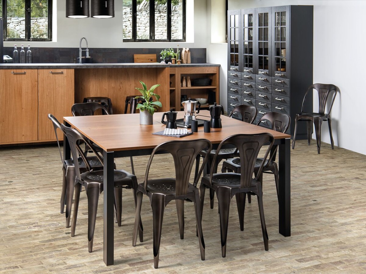 Table et chaises assortis à la teinte bois des meubles de cuisine