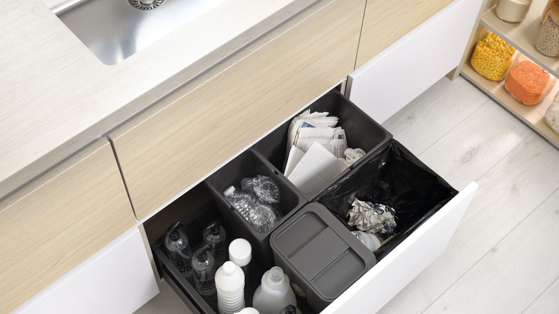 Mueble bajo fregadero con cubo de basura de separación de residuos y bandejas de almacenamiento para productos del hogar