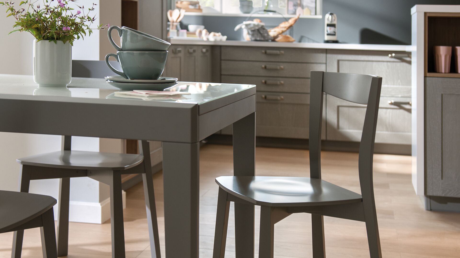 Tische und Stühle in zur Küche passendem Grauton