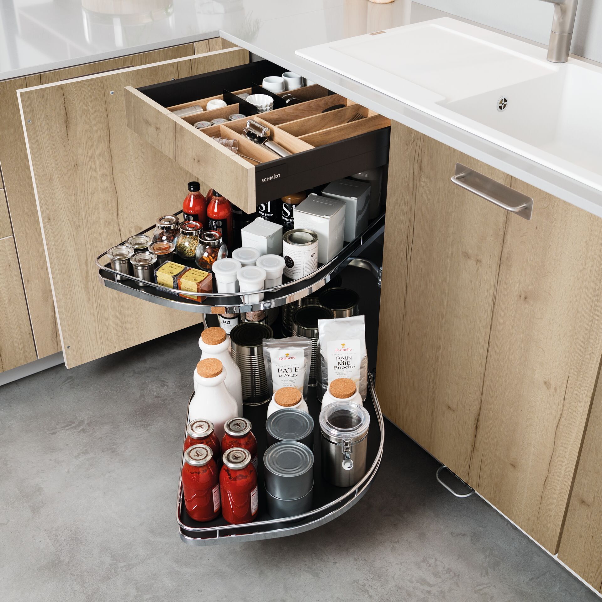 No space goes to waste, thanks to the easily accessible swivel trays in this corner unit
