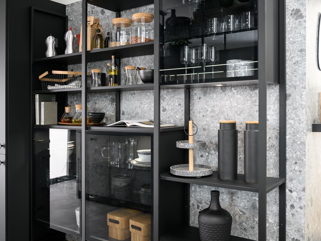 Schwarze Metallregale für die Küche mit Glasschränken mit Rauchglas