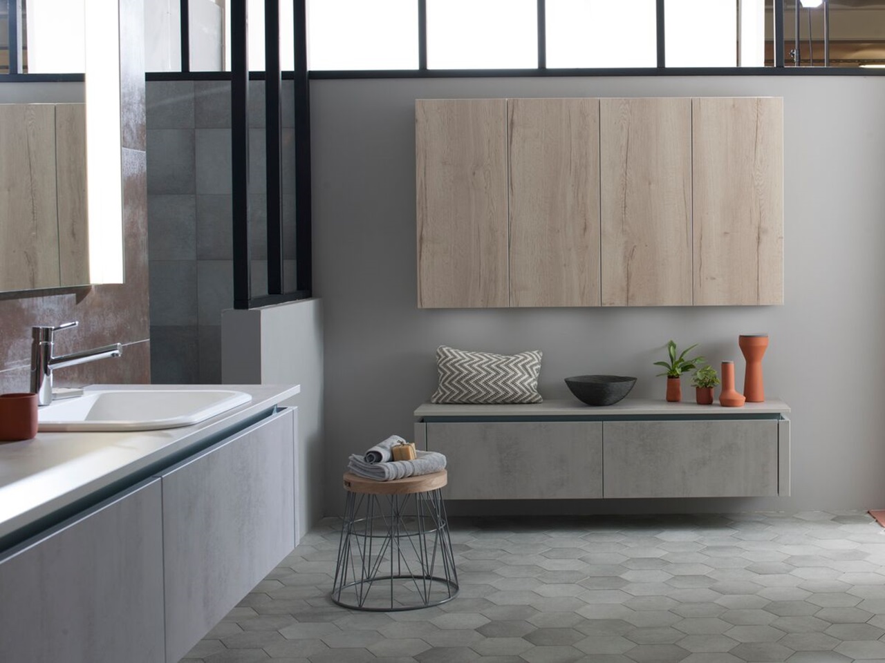 Meuble salle de bain design à gorge aspect béton et bois