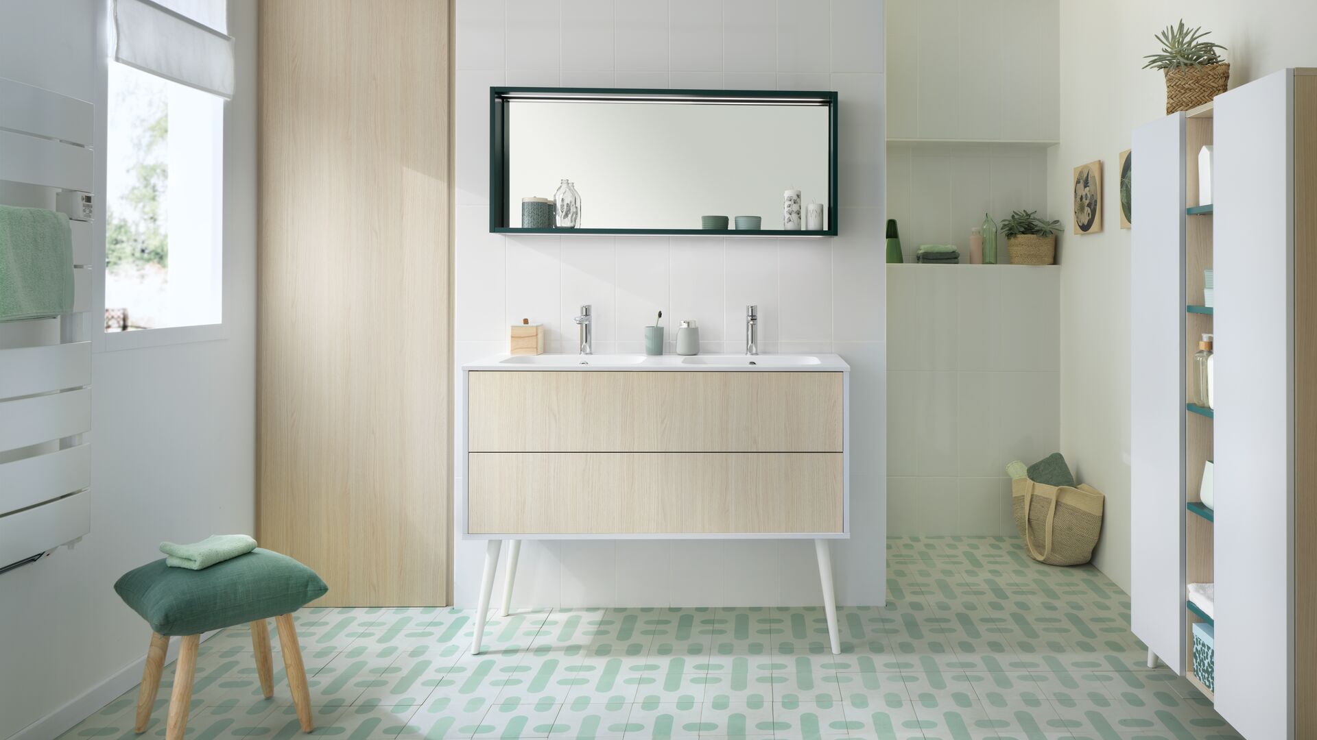 Modernes Bad in Holz und weiß