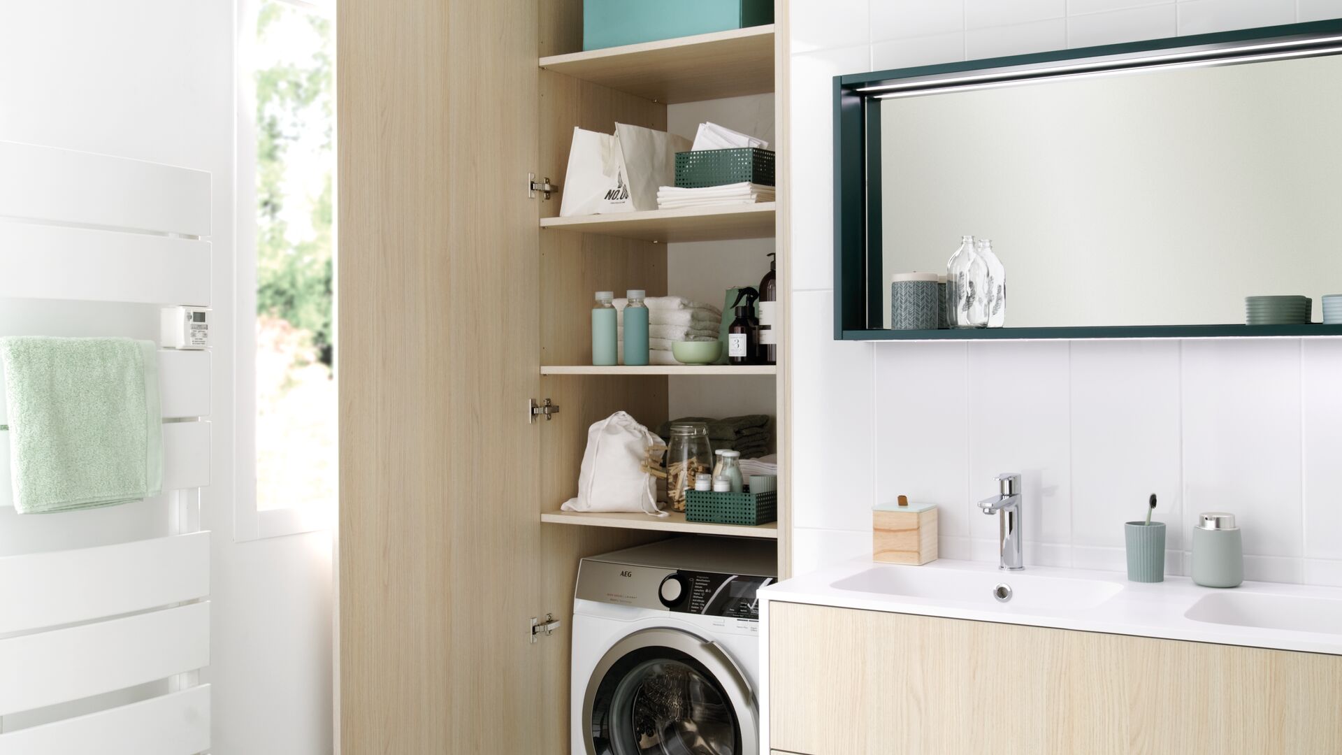 Waschküchenelement mit Waschmaschine, versteckt hinter Schrank mit Holz-Drehtüren