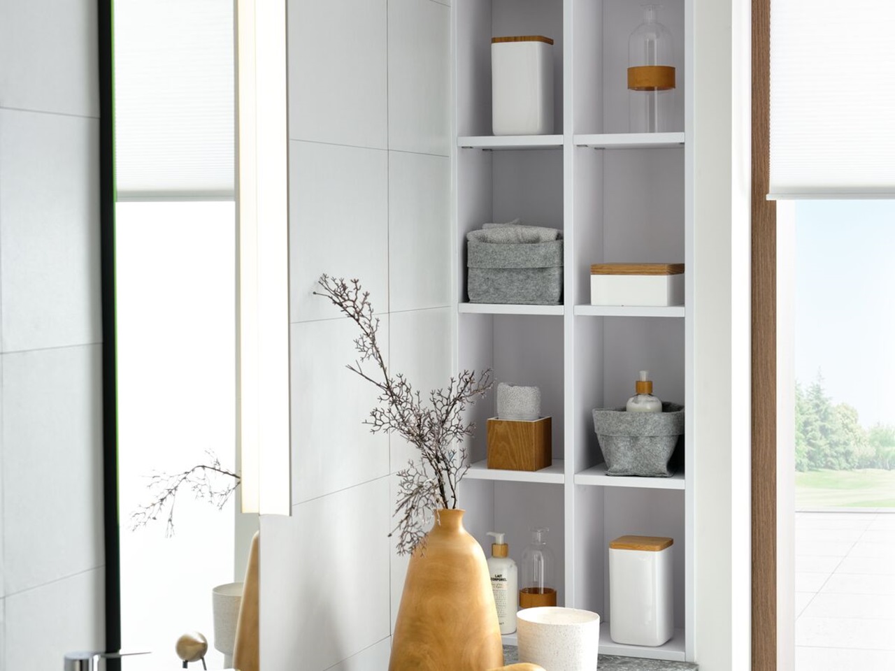 Modern bathroom unit equipped with wall-mounted storage with open niches