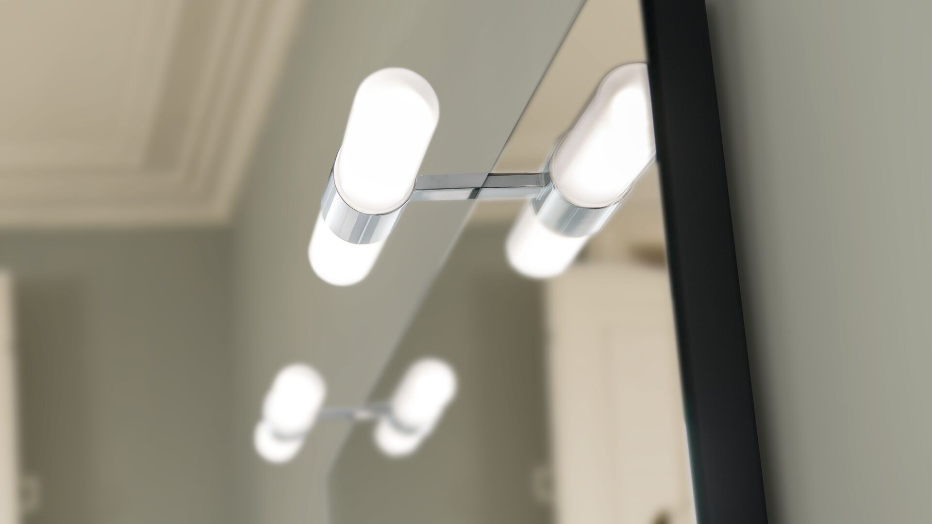 LED Aufsatzleuchte über Spiegel montiert