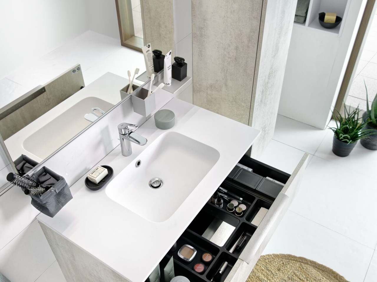 Washbasin unit with pull-out drawer and organiser for toiletries