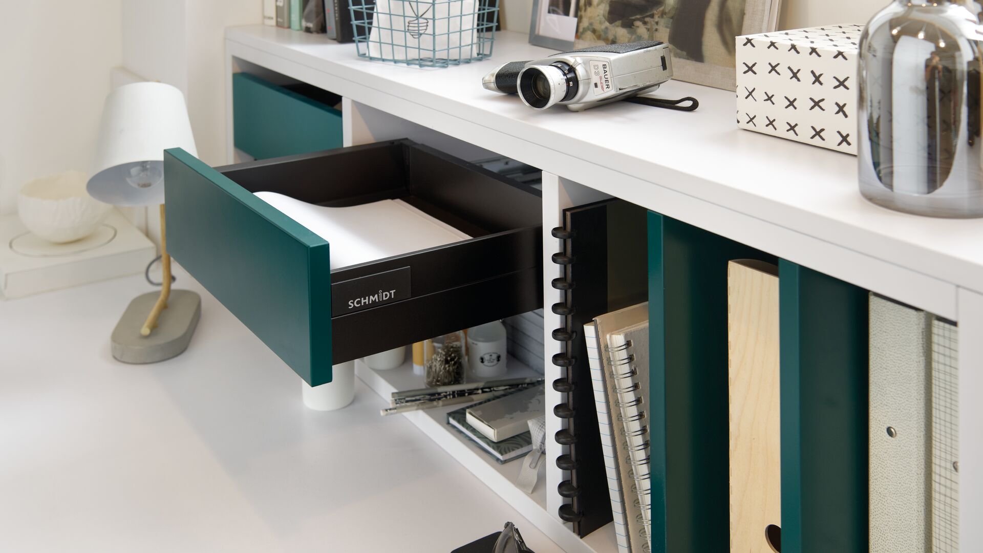 Detailansicht auf diesen weiß-grünen Schreibtisch mit geöffnetem Schubkasten